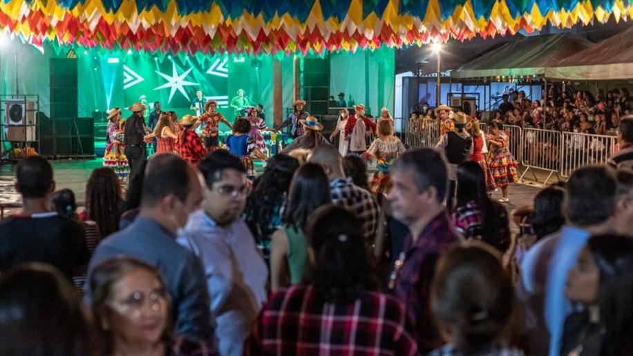 Público lota cidade cenográfica do Polo Tabuleiro para assistir quadrilhas juninas