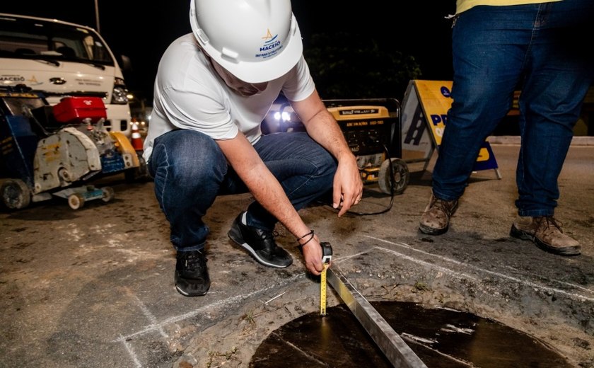 Operação Tampa Bueiro chega às ruas do Centro de Maceió para corrigir desníveis e melhorar o tráfego