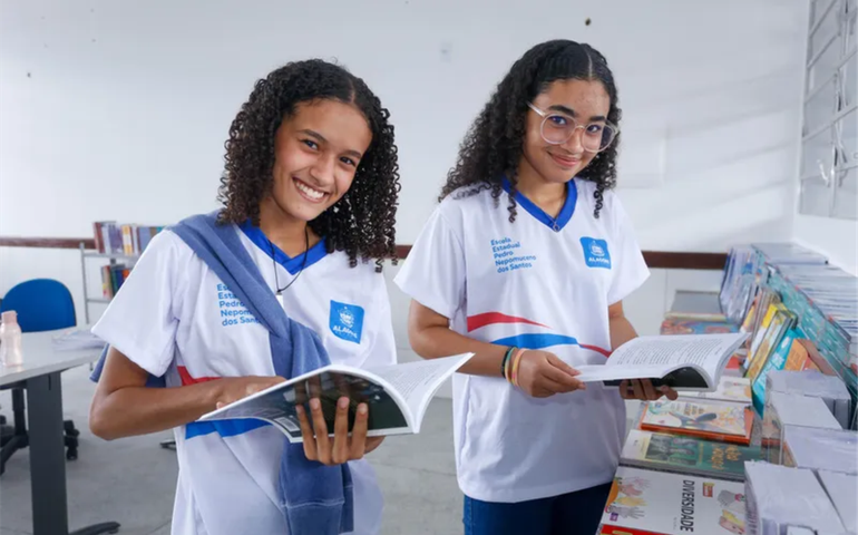 Parlamentares aprovam em 1º turno projeto que cria o Prêmio Escola 10