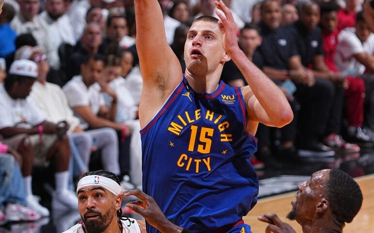 Com grande atuação de Jokic e Murray, Denver derrota Miami e abre 2 a 1 nas finais da NBA