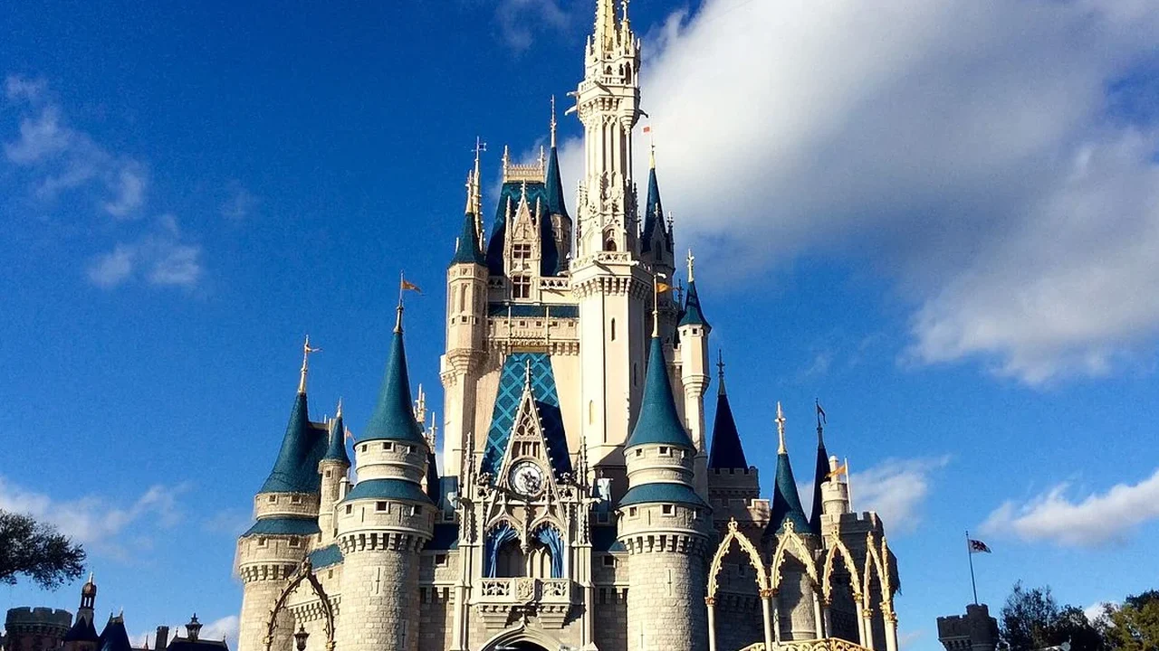 Walt Disney supera previsão de lucro, mas receita decepciona