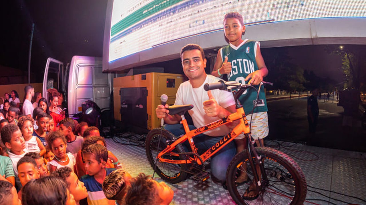 Prefeito JHC abre programação do Cine Massa e atrai multidão no Vergel do Lago