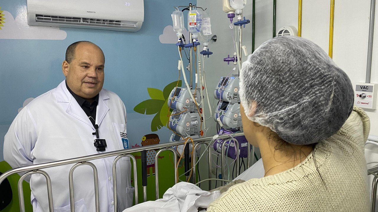 Criança internada no HGE após afogamento tem melhora do quadro clínico e recebe visita do secretário de Saúde