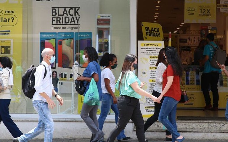 FGV: confiança do consumidor sobe em dezembro mas fecha o ano em queda