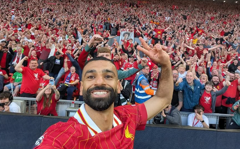 Salah brilha em conquista do Liverpool após renovação e vibra com a torcida