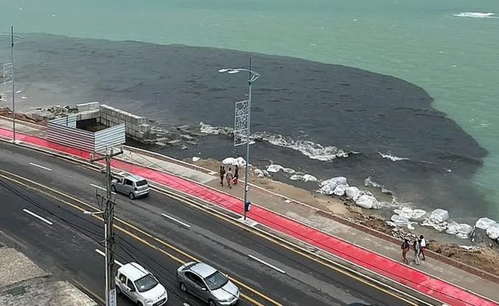 Língua suja surgiu no mar da Jatiúca durante o final de semana
