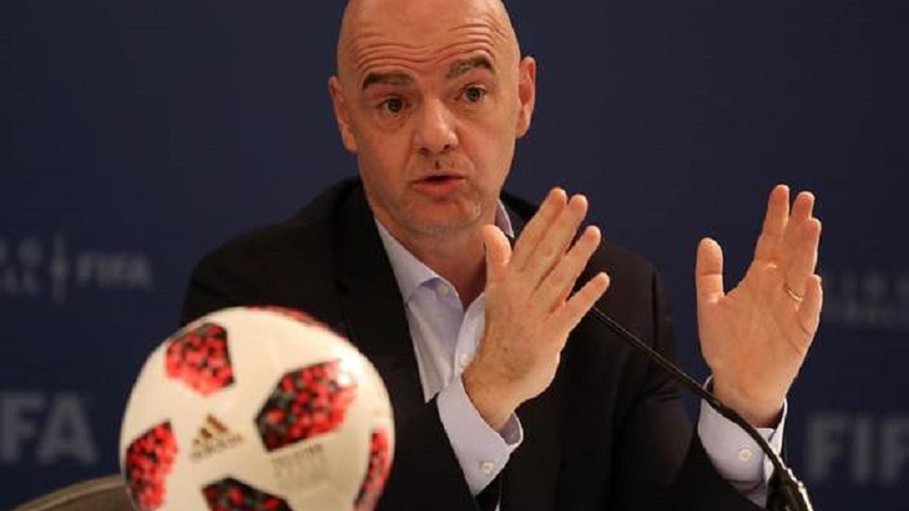 Presidente da Fifa diz que ‘tempo do futebol voltará’