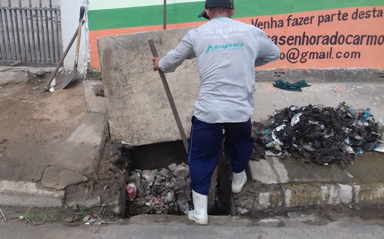 Seminfra mantém limpeza em bocas de lobo e galerias em Arapiraca