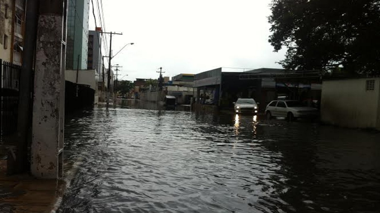 Chuvas deixam ruas de Maceió inundadas nesta quinta-feira