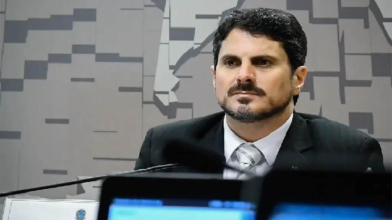 Após receber ligações de filhos de Bolsonaro, Marcos do Val muda de versão