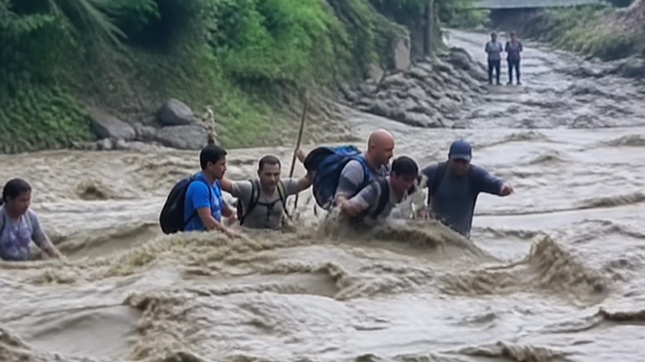Vídeo mostra grupo de turistas sendo engolido por enchente no Nepal