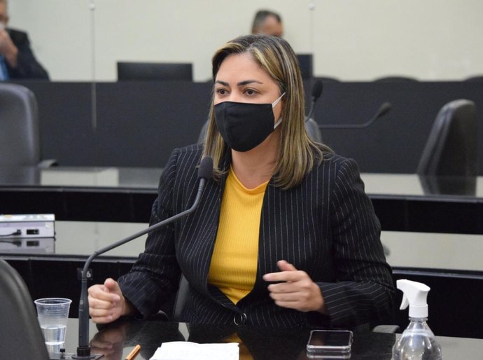 Flávia Cavalcante pede abertura do hospital de Porto Calvo e criação de centro de triagem na Região Norte