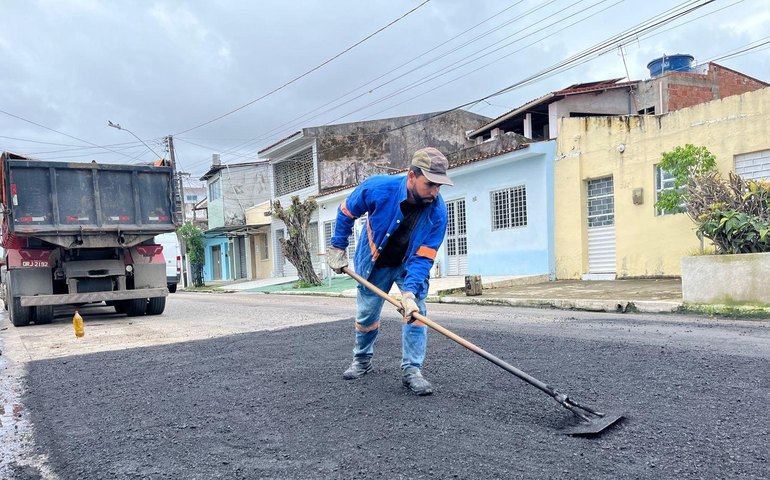 Operação Tapa-buraco recupera mais de mil ruas no primeiro semestre de 2025