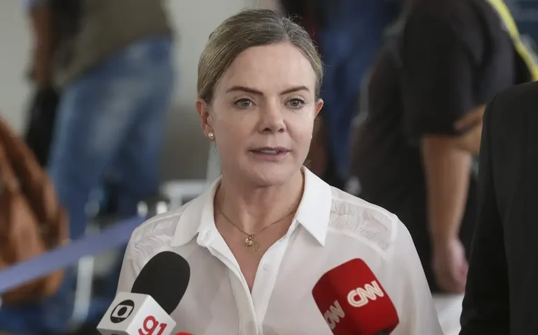 No 8 de março, Gleisi Hoffmann rebate fala machista de Bolsonaro: 'Logo lhe faltará liberdade'