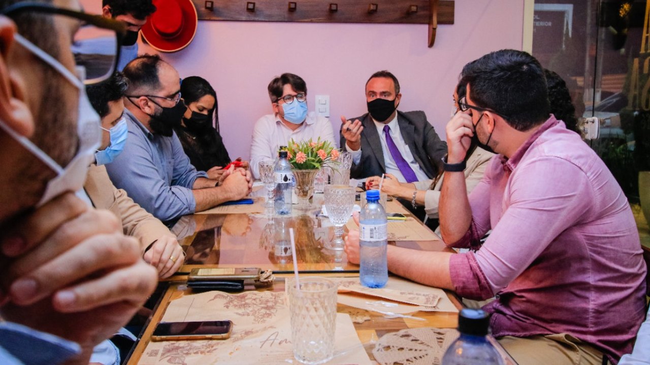 Maiorano e Manuela dialogam com a jovem advocacia alagoana