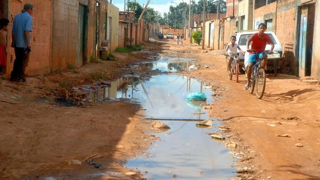 PAC 1 concluiu apenas metade das obras de esgoto em 8 anos, diz levantamento