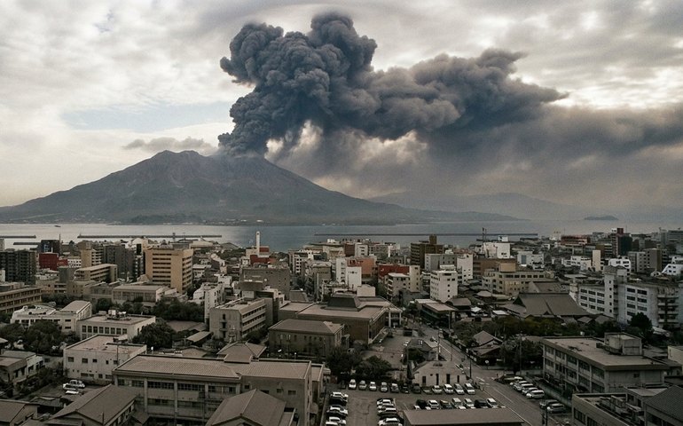 Vulcão Sakurajima lança nuvem de cinzas sobre Kagoshima, no Japão