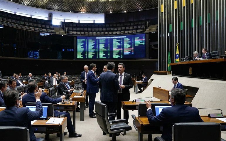 Senado aprova aumento do piso salarial de médicos em nova “pauta-bomba”
