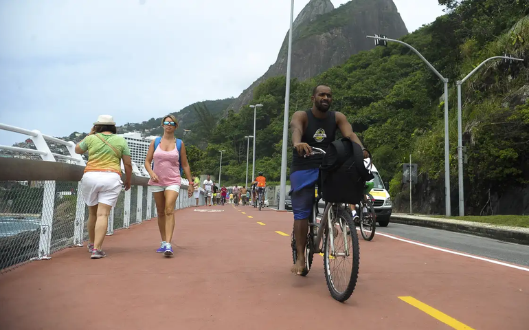 Ciclovia Tim Maia é liberada após interdição devida à ressaca na orla do Rio