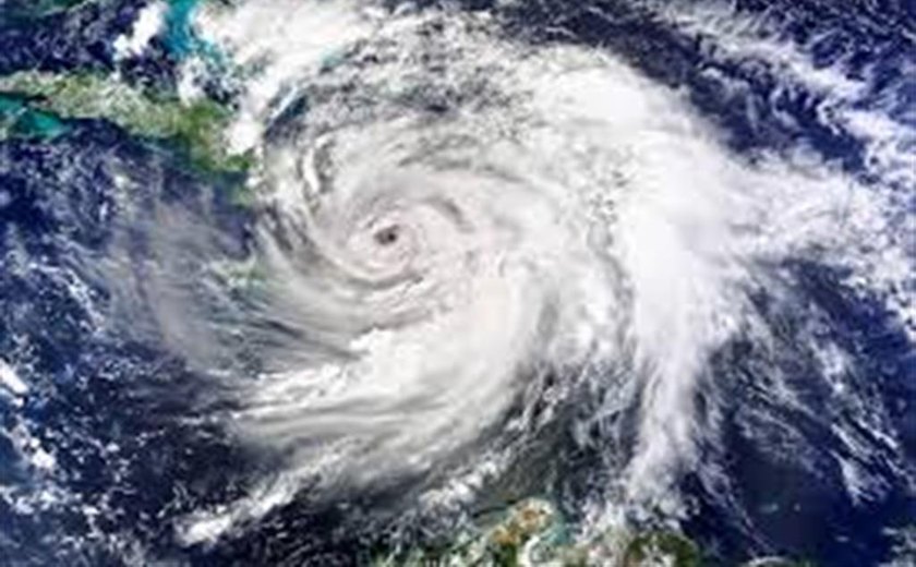 Tempestade Isaías avança pela costa leste dos EUA e atinge Nova York