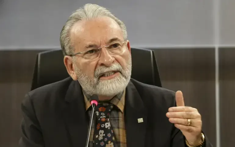 Presidente do CFM afirma ao STF que cumpriu decisão de Moraes e pede para não depor à PF