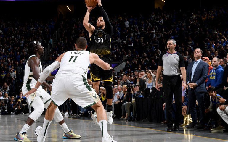 Curry leva duelo com Milwaukee para prorrogação e garante vitória dos Warriors