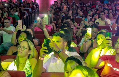 Sextou em Penedo com cinema de graça e show de humor
