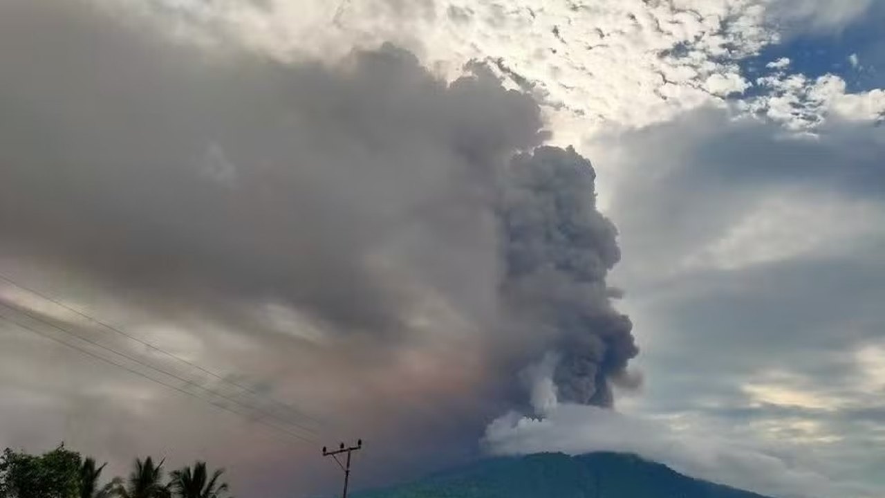 Vulcão Lewotobi Laki-Laki na Indonésia registra duas erupções; vídeo