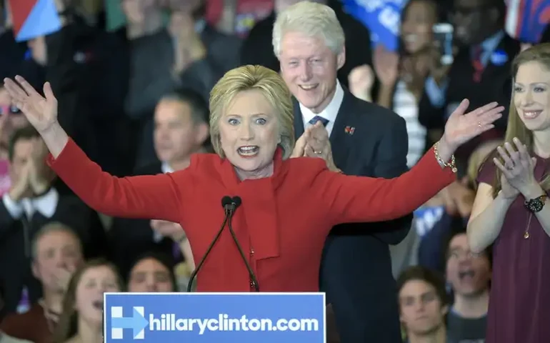 Hillary Clinton pede que EUA elejam primeira mulher presidente