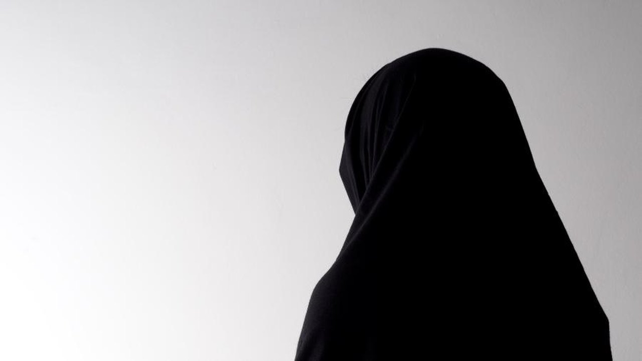 Professor raspa cabeça de alunas por uso incorreto de véu islâmico em escola na Indonésia