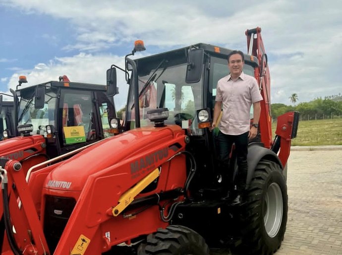 Prefeito Jorge Galvão recebe uma nova retroescavadeira para apoiar a infraestrutura de Jundiá