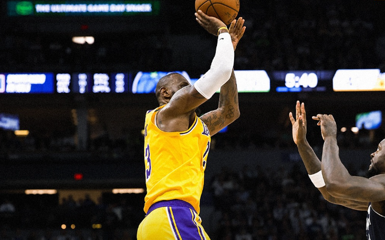 LeBron brilha, mas Lakers caem para Timberwolves; Magic e Bucks reagem nos playoffs da NBA