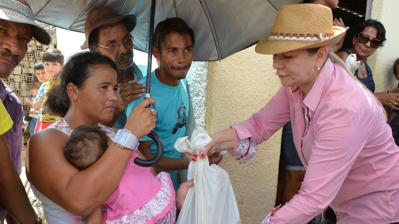 Prefeita Santana Mariano distribui 6 toneladas de pescado em Major Isidoro