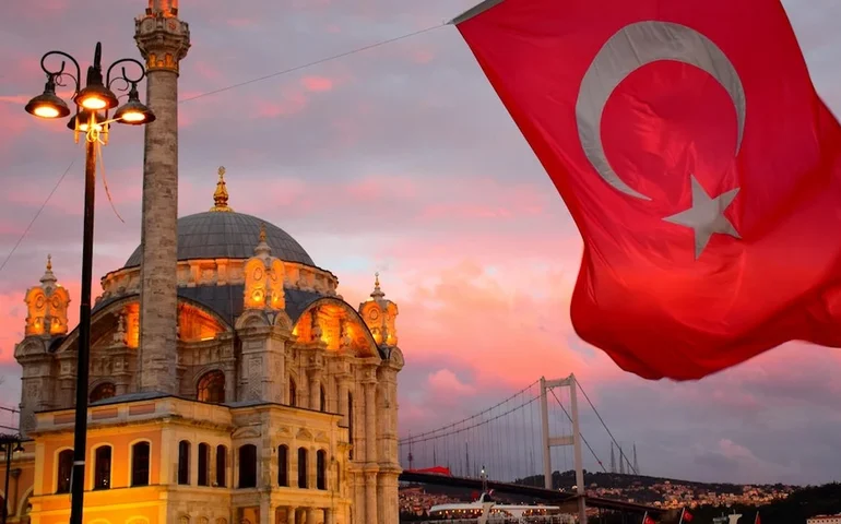 Prefeito de Istambul, Ekrem Imamoglu, tem prisão preventiva decretada e cargo suspenso