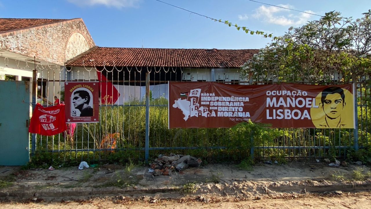 Movimento social ocupa antigo prédio do INSS em Maceió