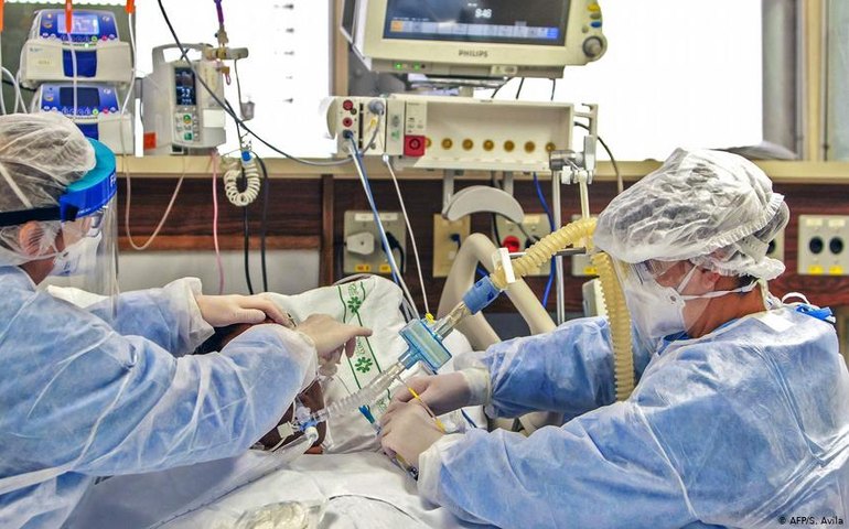 Governo brasileiro diz que testará remédio que reduz carga de coronavírus em 93,4%