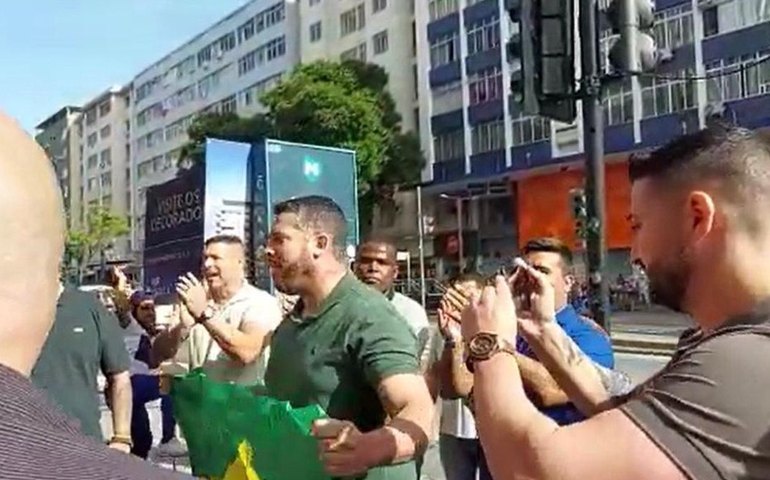 Tumulto com bolsonaristas encerra caminhada de Freixo na zona norte do Rio