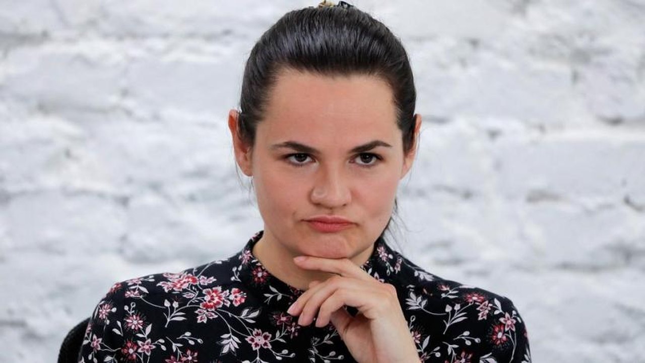 Candidata derrotada e líder da oposição da Bielo-Rússia foge para a Lituânia