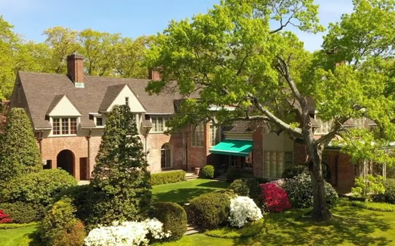 Oito quartos, sala de cinema e elevador: conheça a mansão de David Rockefeller que está à venda