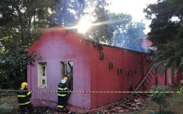 Incêndio destrói parte de imóvel e acervo do Museu de História Natural de MG