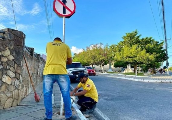SMTT Penedo instala novas placas de trânsito e revitaliza sinalização