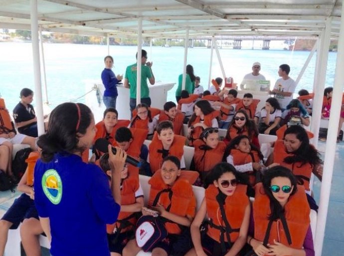 Alunos do ensino fundamental participam de aula no Complexo Estuarino