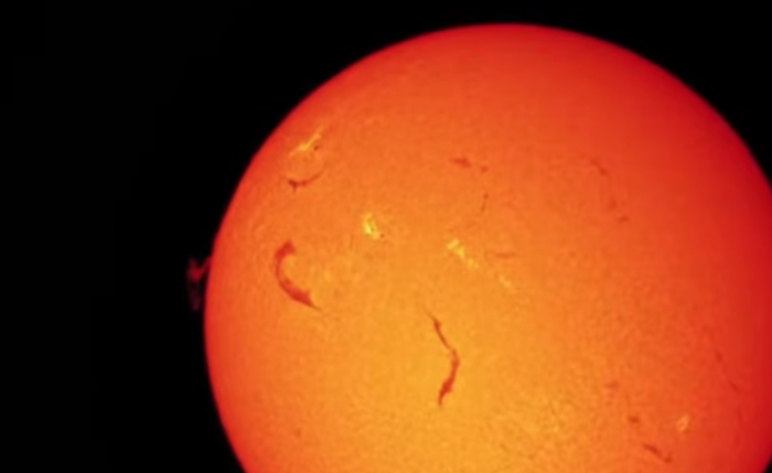 Eclipse solar total foi registrado em diferentes regiões da Europa nesta quarta-feira, 12