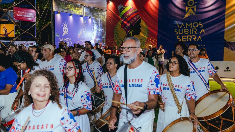 Jorge Aragão anima noite de sexta no Vamos Subir a Serra na Orla de Maceió