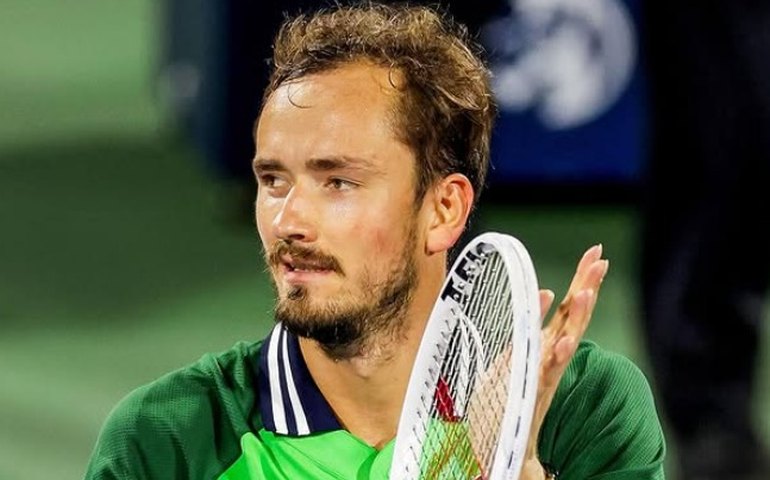 Medvedev é multado em R$ 35 mil após quebrar raquete em Monte Carlo