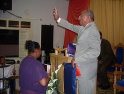 Pastor recebe presente da USADAR