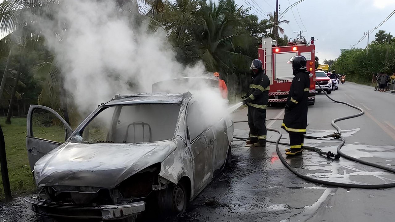 Bombeiros combatem incêndio em carro no Benedito Bentes