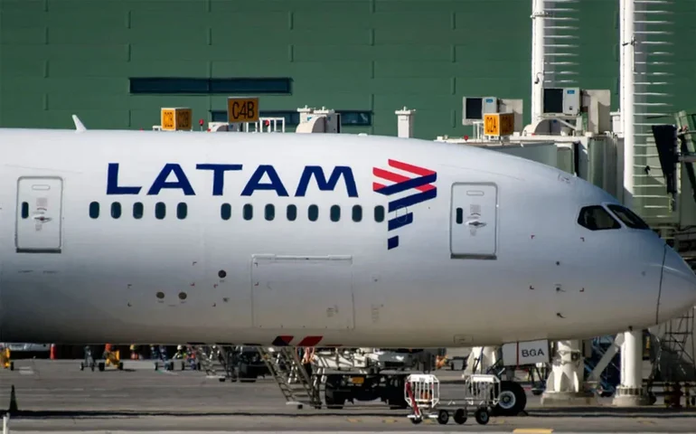 Piloto da Latam morre após emergência médica e avião que saiu de Miami desvia rota para o Panamá