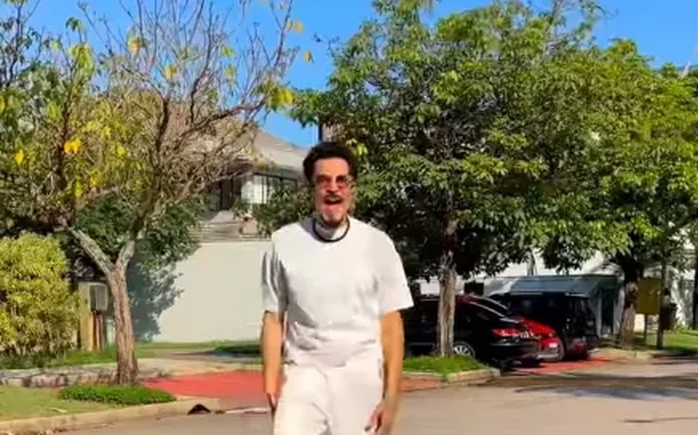 Latino e equipe sofrem acidente de ônibus em rodovia no interior de São Paulo