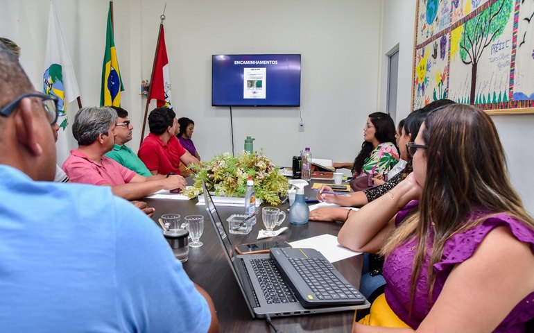 Prefeito Marcelo Beltrão se reúne com barraqueiros da Lagoa do Pau para apresentar propostas para a urbanização da orla